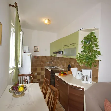 Neda In With Bay View Apartment